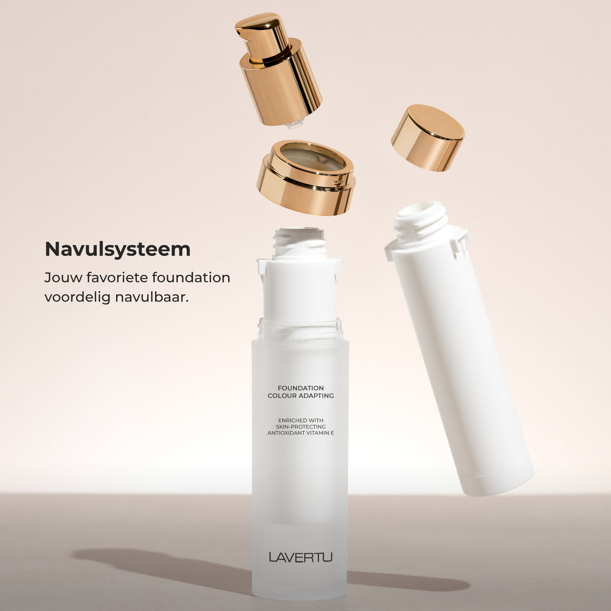 Navulbaar systeem van Lavertu Colour Adapting Foundation met losse navulling, herbruikbare verpakking en gouden pomp.