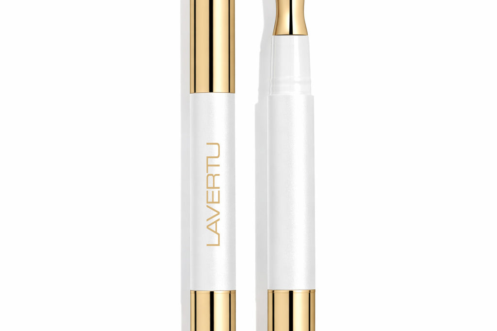 Lavertu Renewal Adaptive Lip Oil pen with gold applicator that adapts to lips for a natural pink glow.