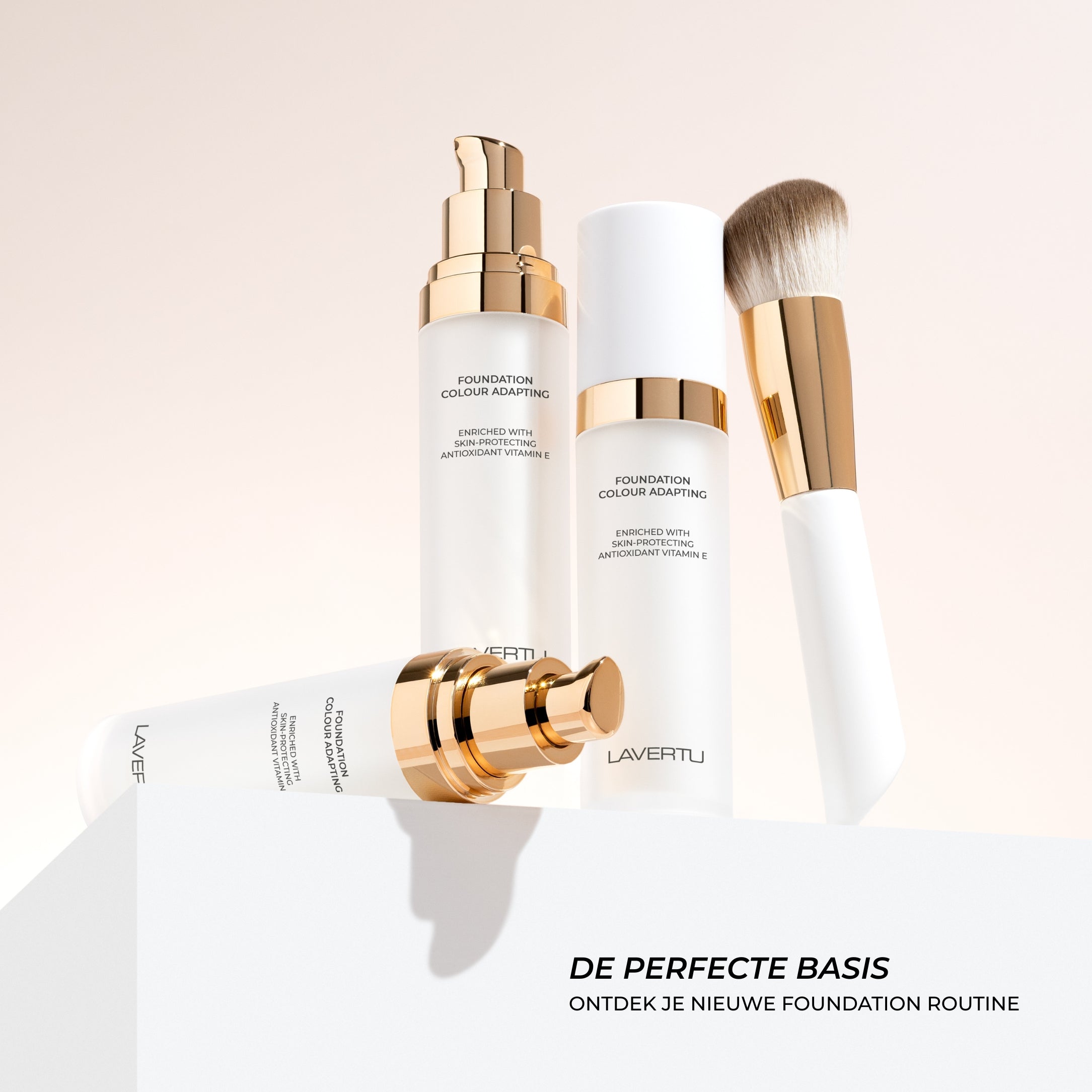 Lavertu foundation met kwast voor complete make up routine