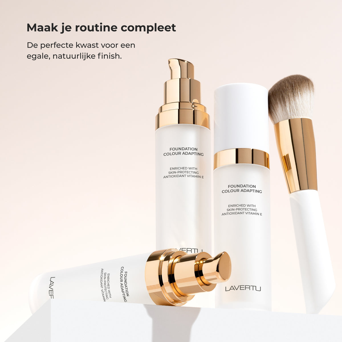 Lavertu Colour Adapting Foundation in witte verpakking met gouden pomp, samen met de bijpassende foundationkwast.