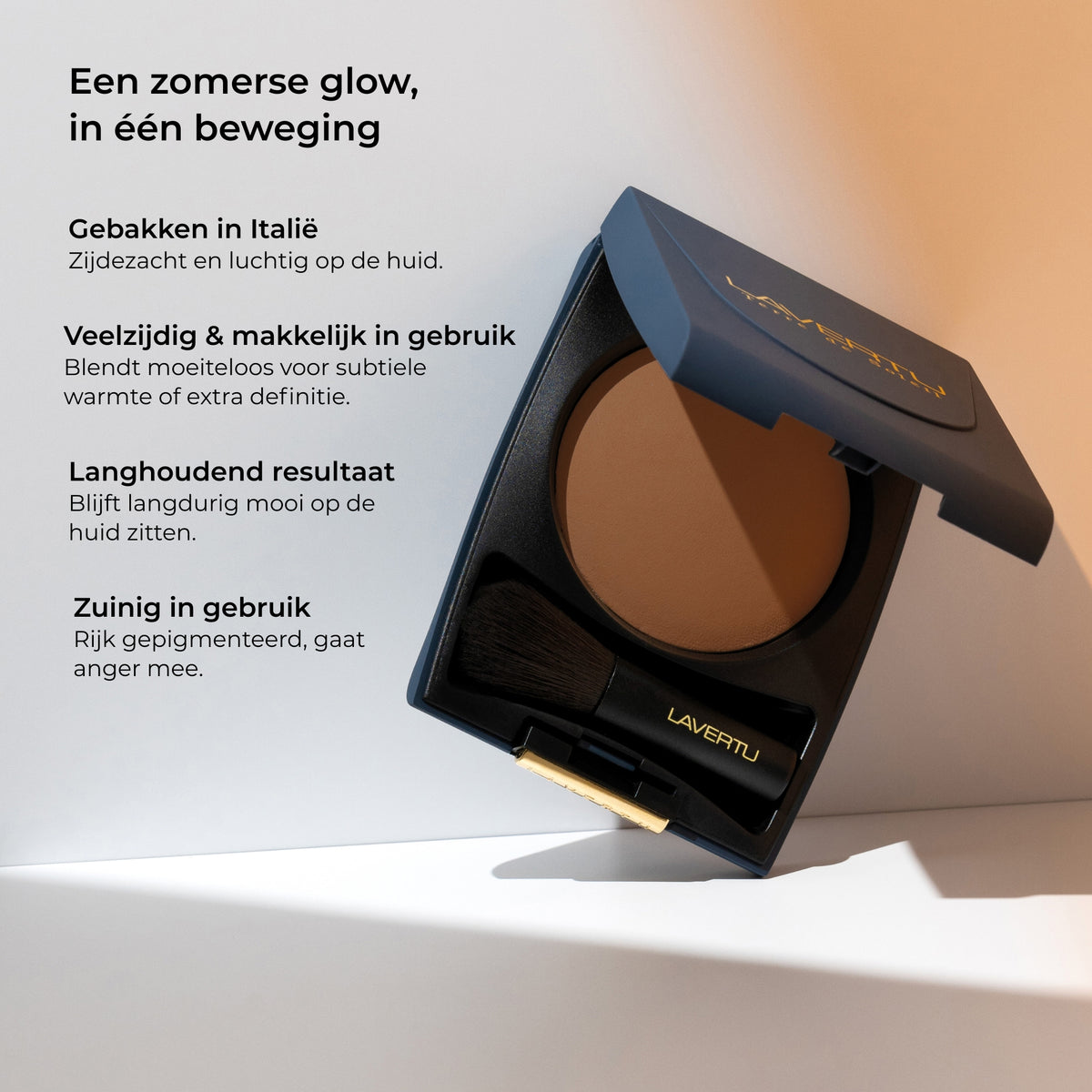 Geopende Lavertu Terre de Soleil Bronzer 01 Dark met gebakken poeder, kwastje en de belangrijkste productvoordelen.