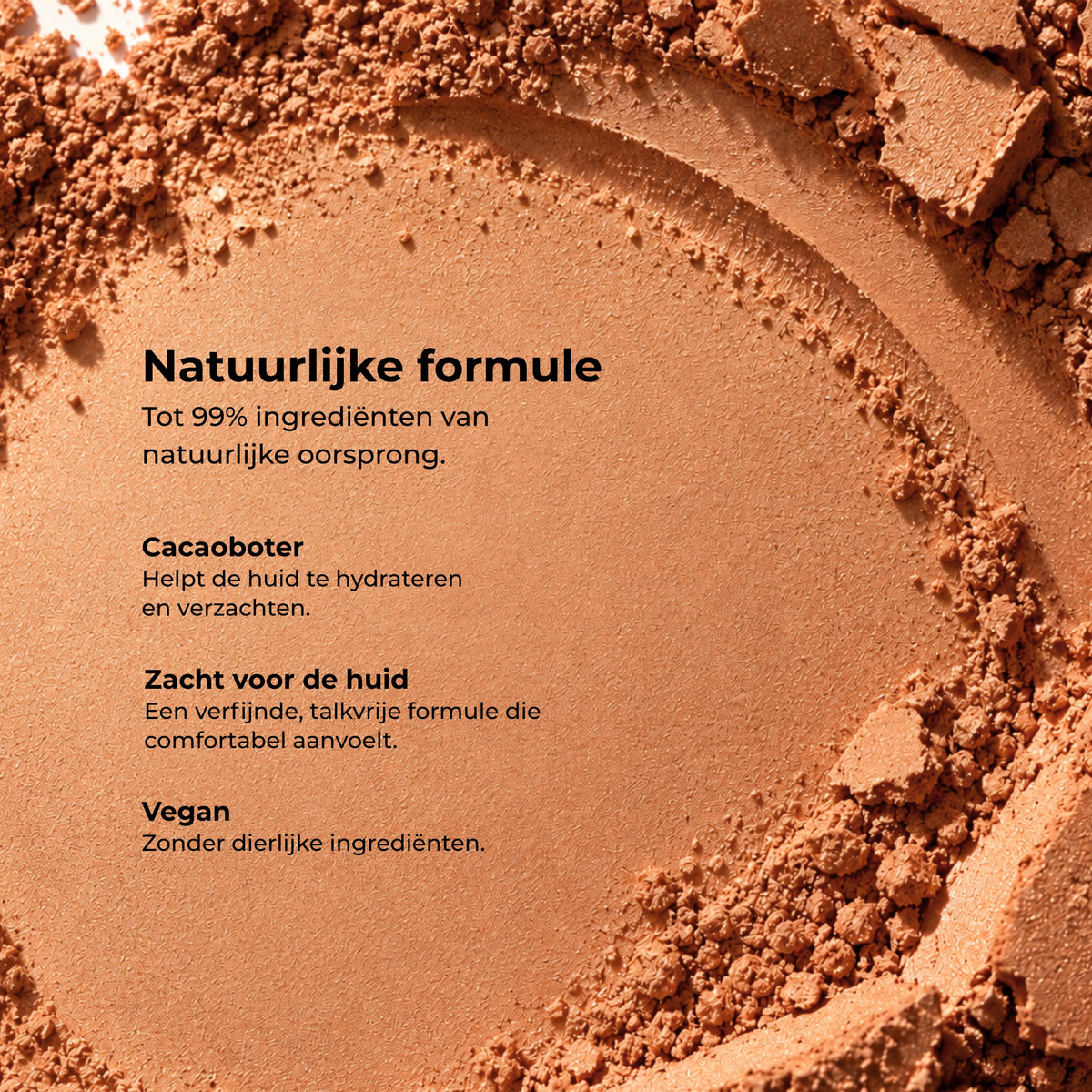 Close-up van de poedertextuur van Lavertu Terre de Soleil Bronzer 02 Medium met informatie over de natuurlijke, talkvrije en vegan formule