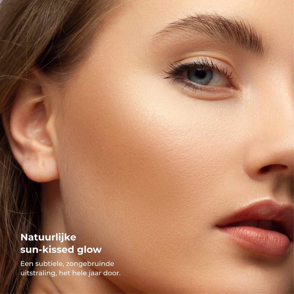 Close-up van een model met Lavertu Terre de Soleil Bronzer in kleur 01 Dark voor een natuurlijke zongebruinde uitstraling.