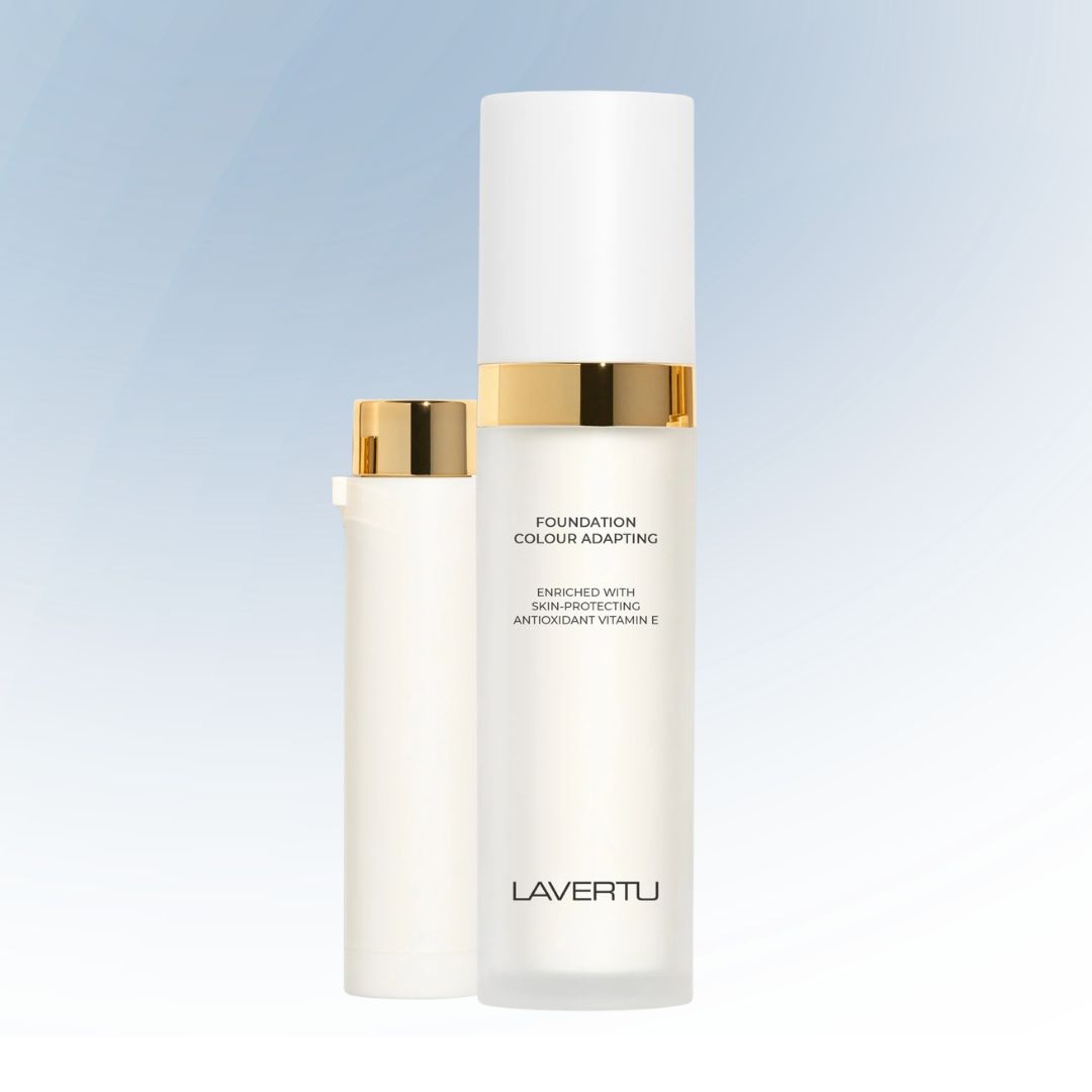 Twee foundation flessen met gouden doppen en ‘Lavertu’-branding op een witte achtergrond