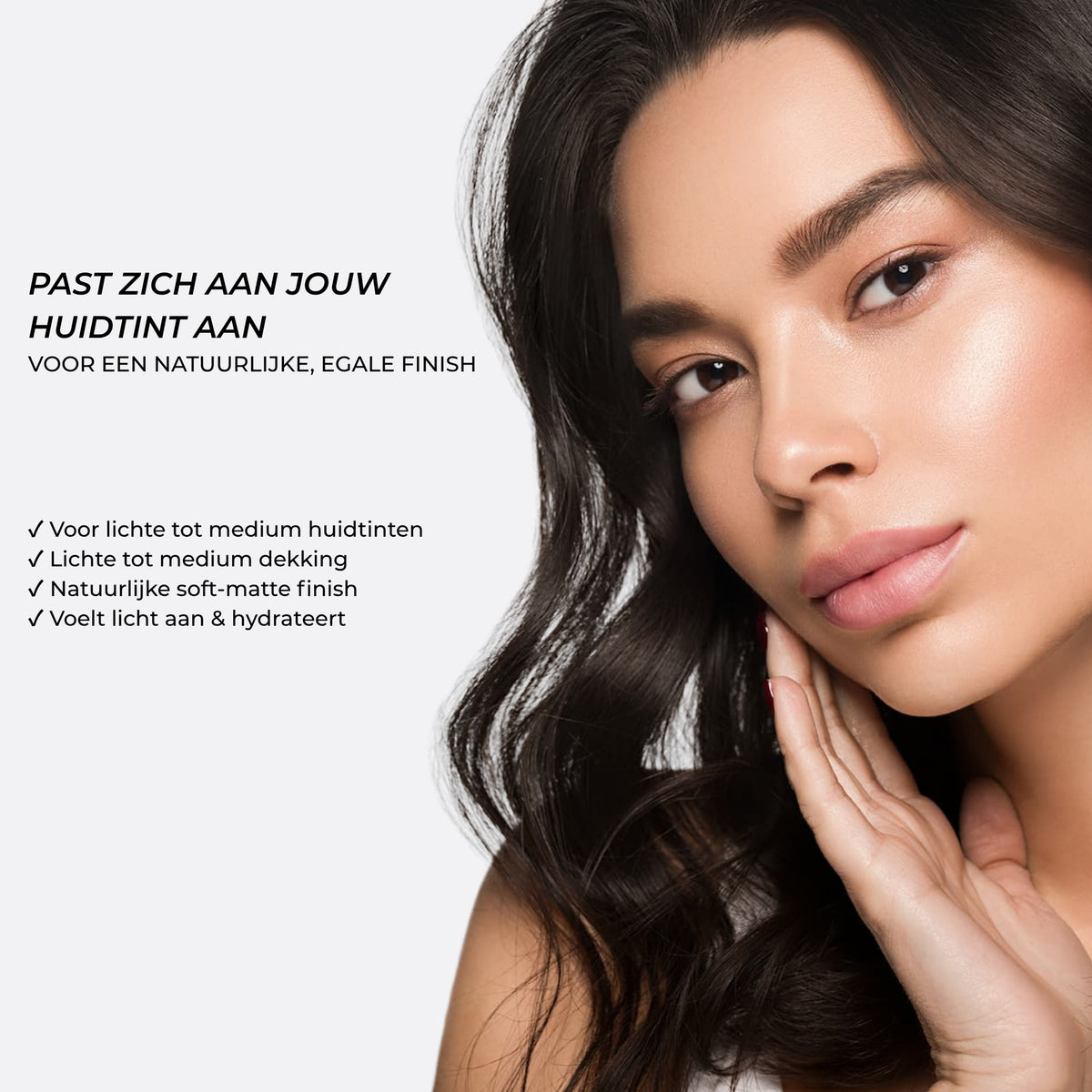 Model draagt Lavertu Colour Adapting Foundation voor lichte tot medium huidtinten met een natuurlijke soft-matte finish