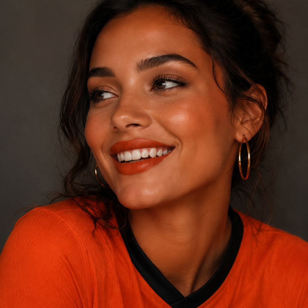 Model draagt LAVERTU Lipstick Unique Lia Orange, gecombineerd met een stijlvolle Oranje-look voor het WK. De warme oranje tint zorgt voor een opvallende, verzorgde uitstraling.