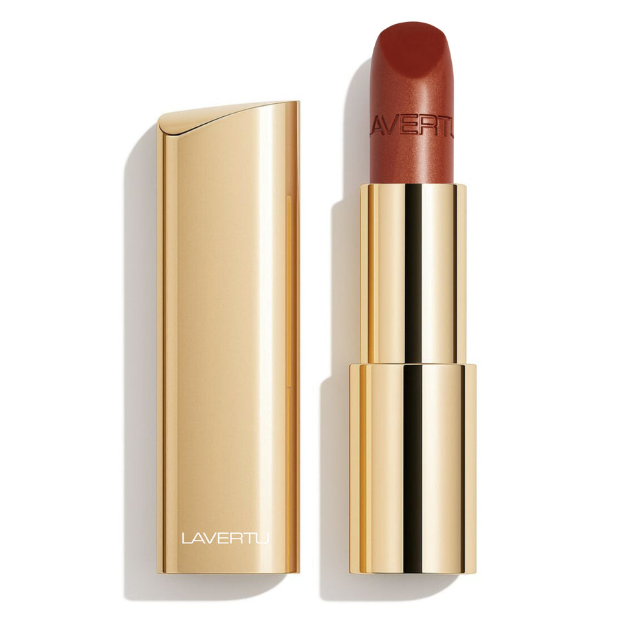 LAVERTU Lipstick Unique 15 Maxima Brown packshot featuring a warm brown shade with subtle bronze metallic shimmer, delivering full coverage colour in a luxurious gold case with a smooth satin matte finish.