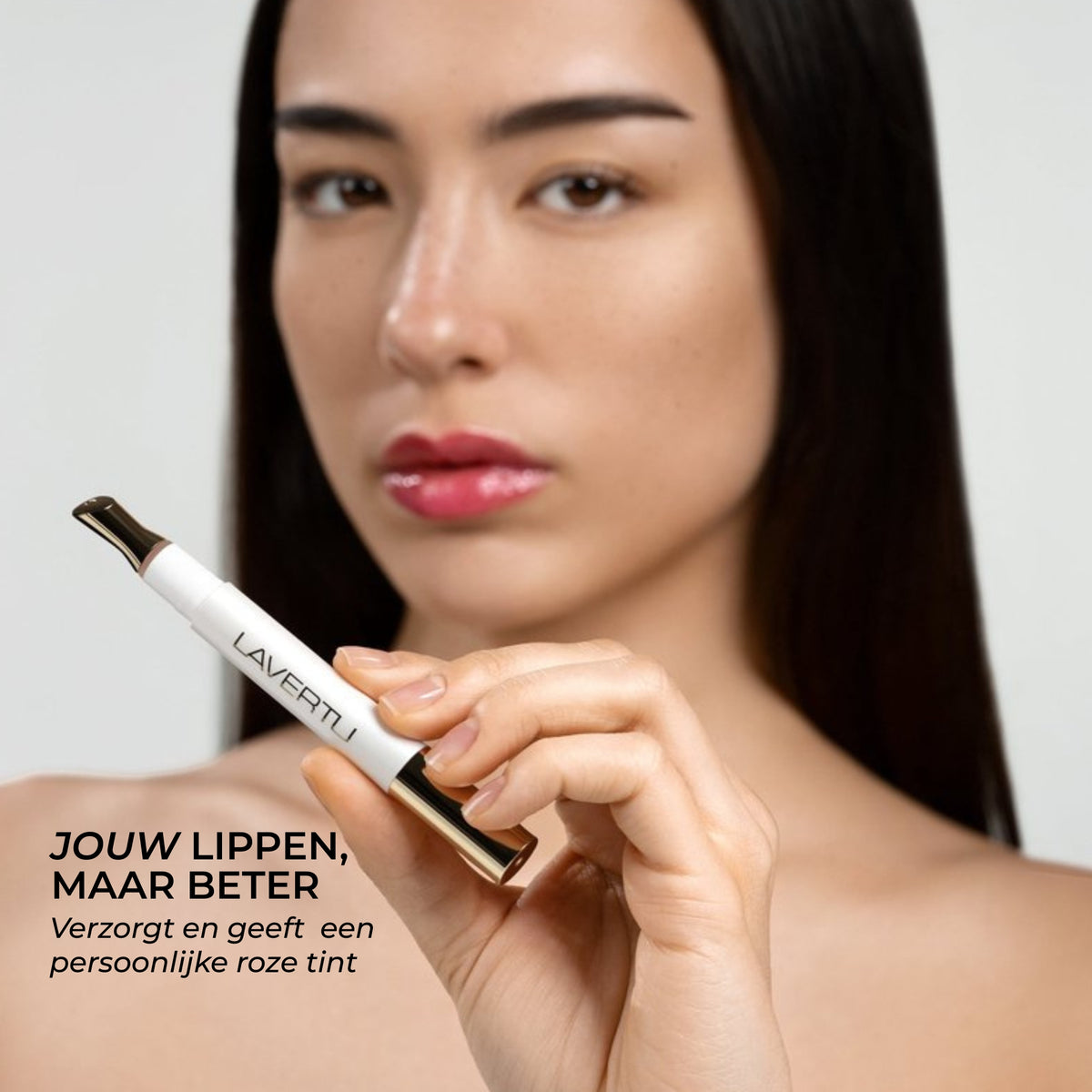 Model met Lavertu Renewal Adaptive Lip Oil en natuurlijk glanzende lippen met een persoonlijke roze tint
