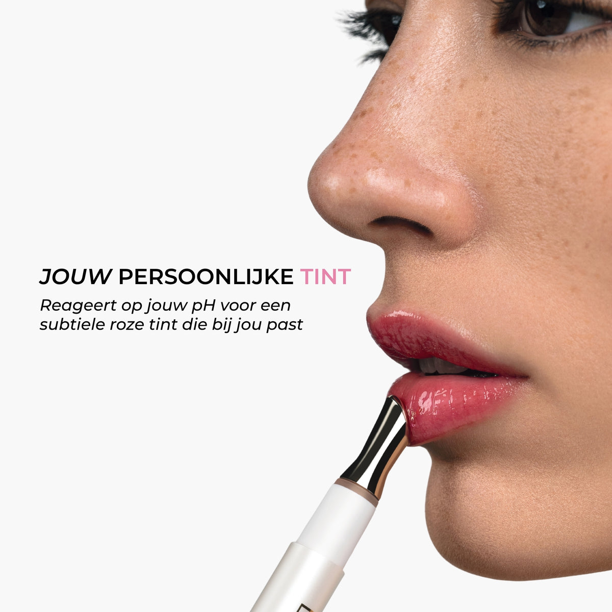 Model brengt Lavertu Renewal Adaptive Lip Oil aan voor een natuurlijke roze tint die reageert op de pH van de lippen